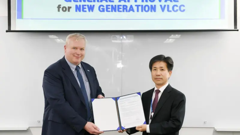 Seung Ho Jeon, Executive Vice President of HHI receiving the GASA certificate from Vidar Dolonen, DNV GL Regional Manager for Korea & Japan. (credit: DNV GL)