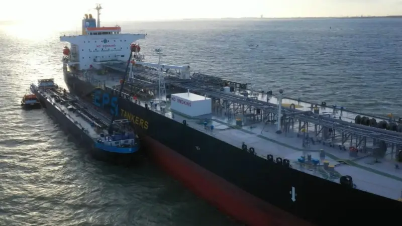 The successful bunkering of M/T ‘Pacific Beryl’ Photo: EPS