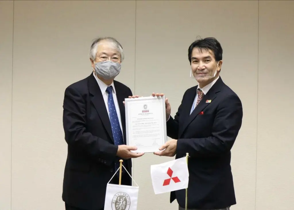 Kazuo Yamashita, Chief Executive, Japan – Bureau Veritas Marine & Offshore presenting the AiP certificate to Naoki Ueda, Executive Vice-President, Mitsubishi Shipbuilding (credit: Bureau Veritas)