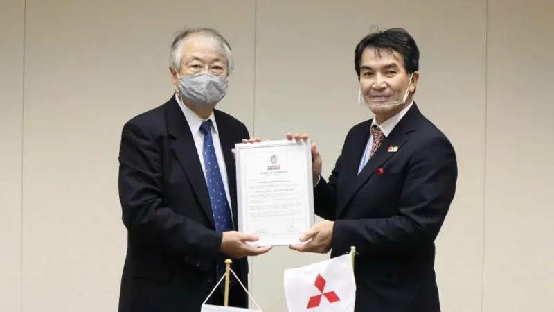 Kazuo Yamashita, Chief Executive, Japan – Bureau Veritas Marine & Offshore presenting the AiP certificate to Naoki Ueda, Executive Vice-President, Mitsubishi Shipbuilding (credit: Bureau Veritas)