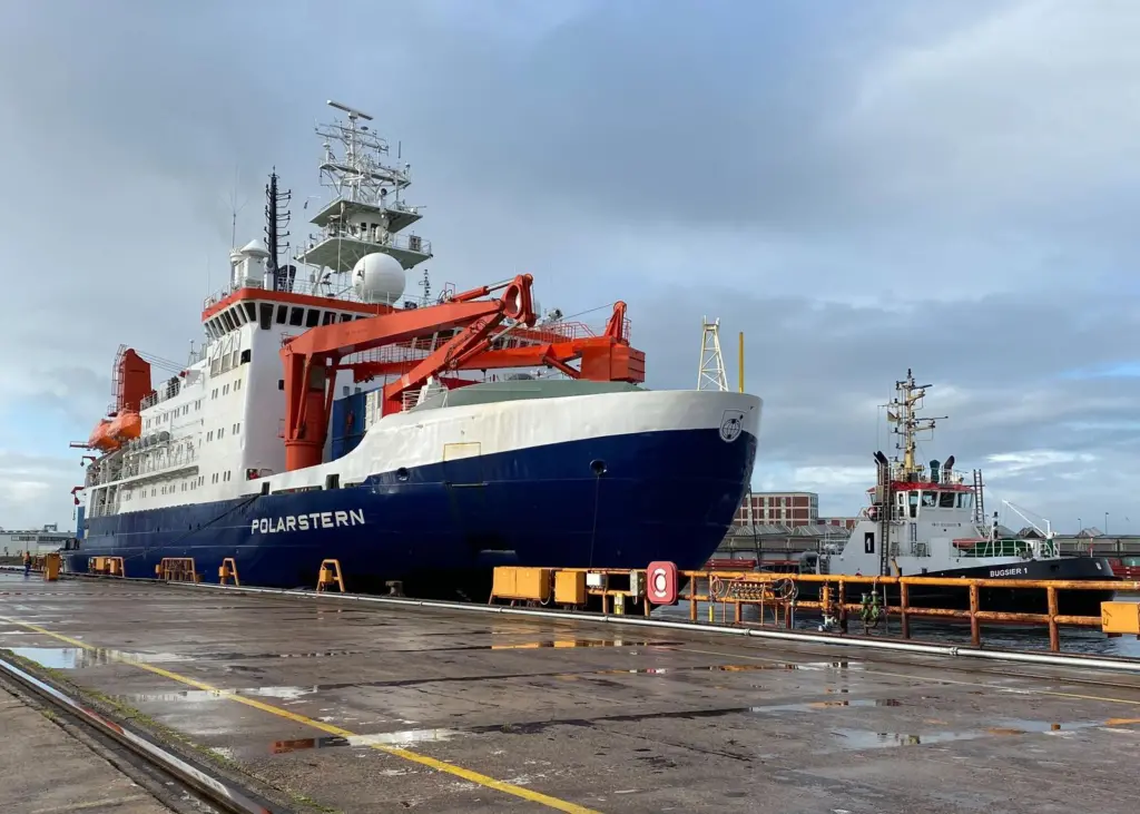 Polarstern returns to Lloyd Werft. Photo Annika Meyer