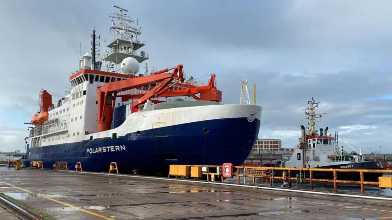 Polarstern returns to Lloyd Werft. Photo Annika Meyer