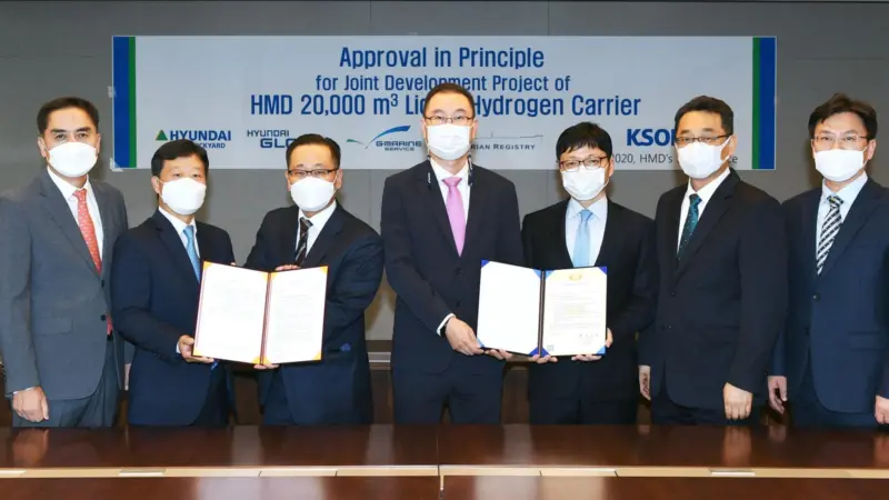 Representatives of the members of the 20,000cbm liquefied hydrogen (LH2) carrier design project receiving an AiP from the Korean Register and a representative of the Liberian International Ship & Corporate Registry (LISCR) (credit: Hyundai Mipo Dockyard)