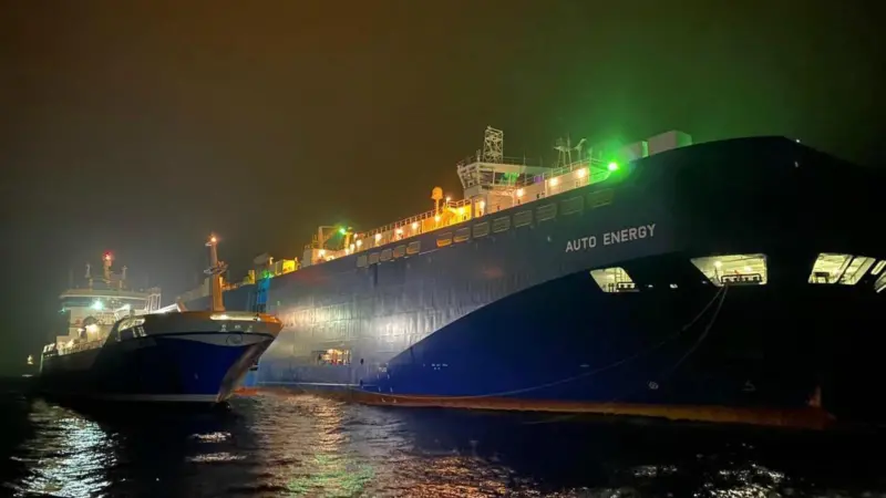 M/V ‘Auto Energy’ and LNG bunker vessel ‘Coralius’ Photo: UECC