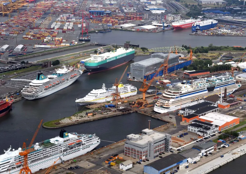: Lloyd Werft – just last year but with busier docks than now.