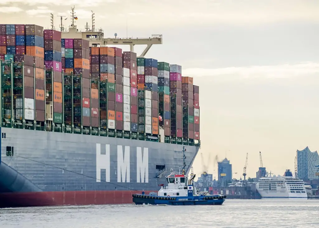 Viable alternatives to fossil fuels do not yet exist for large trans-oceanic ships Photo: Bloomberg