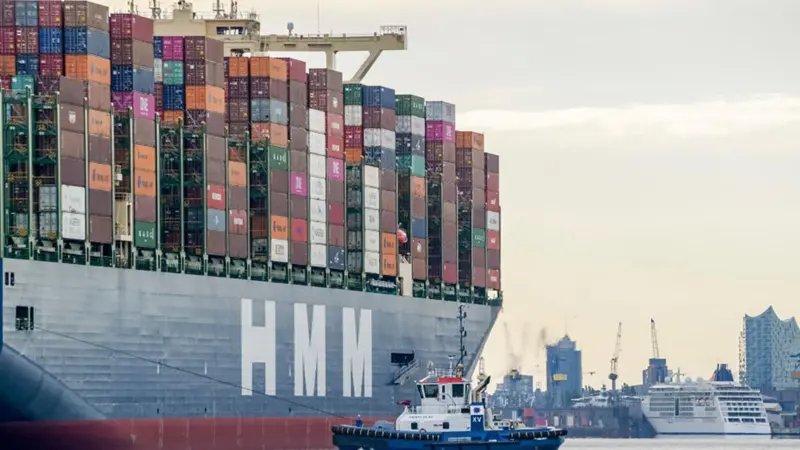 Viable alternatives to fossil fuels do not yet exist for large trans-oceanic ships Photo: Bloomberg