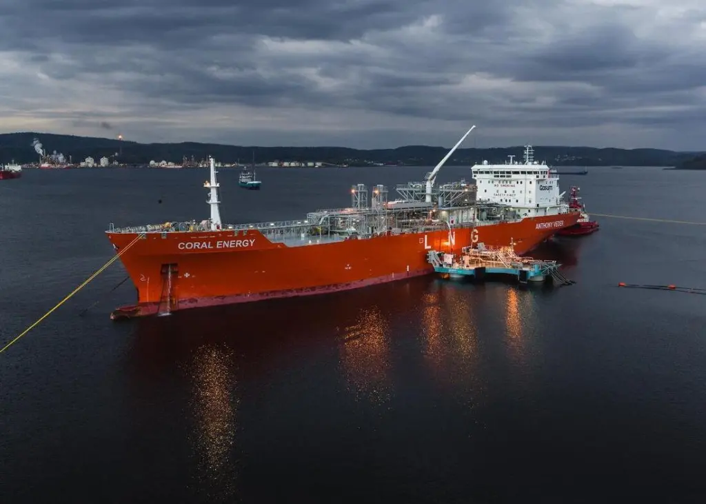 The ‘Coral Energy’ delivering LNG via the floating transfer system Photo: ECONNECT Energy