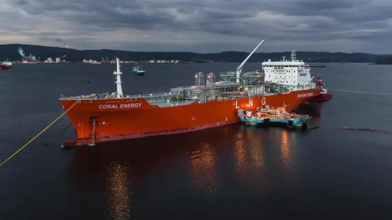The ‘Coral Energy’ delivering LNG via the floating transfer system Photo: ECONNECT Energy