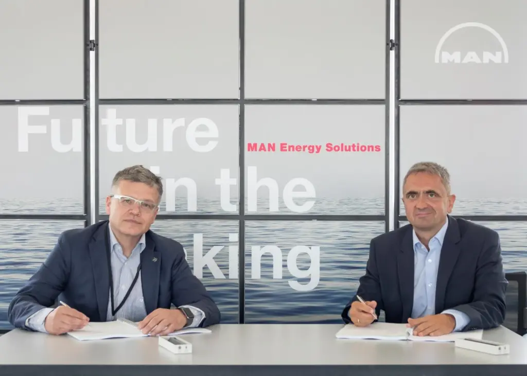 Dr. Otto Preiss (left), Chief Technology Officer and COO of Rolls-Royce Power Systems, and Dr. Uwe Lauber (right), CEO of MAN Energy Solutions, signing the agreement.