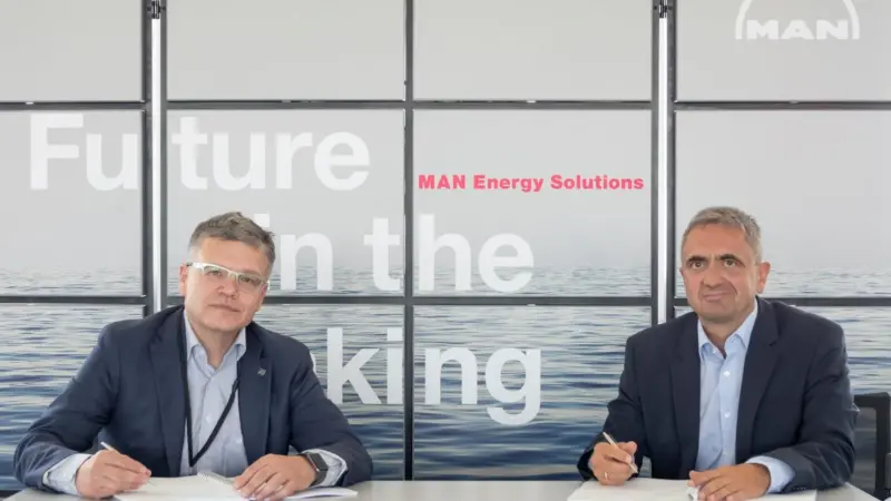 Dr. Otto Preiss (left), Chief Technology Officer and COO of Rolls-Royce Power Systems, and Dr. Uwe Lauber (right), CEO of MAN Energy Solutions, signing the agreement.