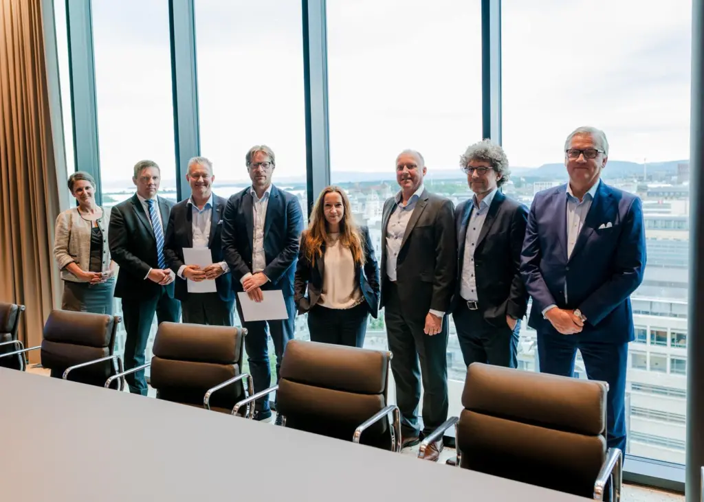 (l-r) Søren Greve, Lars Henrik Folke Ossum, Per Jahre-Nilsen, Nina Kristine Madsen-Geelmuyden, Mikkel Skou, Even Matre Ellingsen, Dag Kilen, Gabriela Stojicevic Photo: DNV