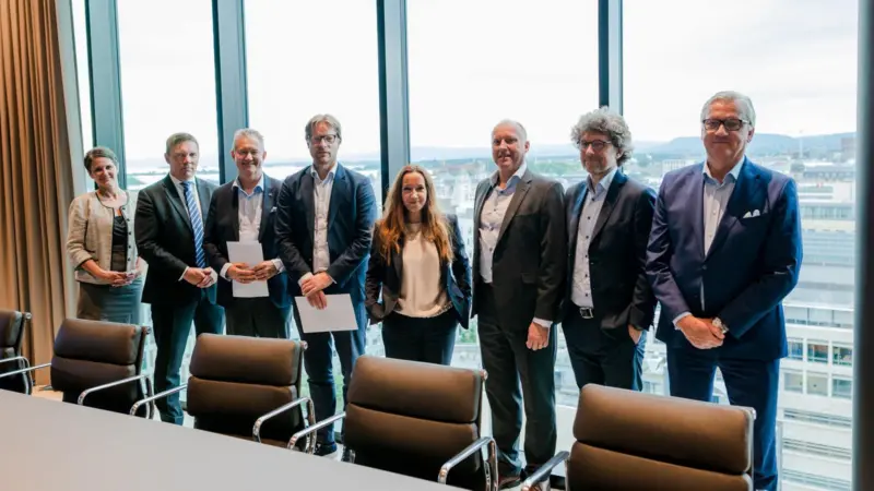 (l-r) Søren Greve, Lars Henrik Folke Ossum, Per Jahre-Nilsen, Nina Kristine Madsen-Geelmuyden, Mikkel Skou, Even Matre Ellingsen, Dag Kilen, Gabriela Stojicevic Photo: DNV