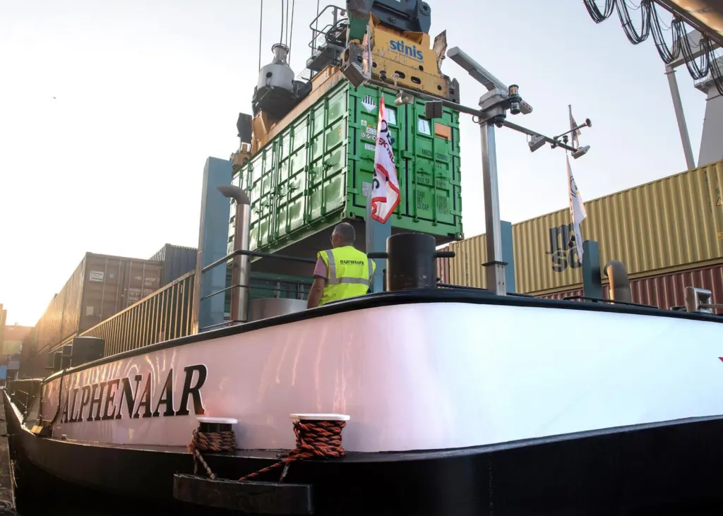 The Alphenaar is the first inland waterway vessel to use the zero-emissions service made possible by Wärtsilä’s battery container solution. (© Zero Emission Services)