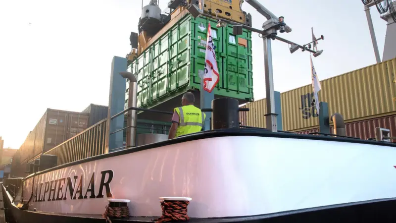 The Alphenaar is the first inland waterway vessel to use the zero-emissions service made possible by Wärtsilä’s battery container solution. (© Zero Emission Services)