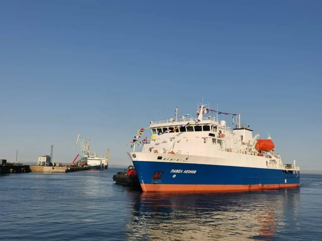 The new railships will bolster connections between Sakhalin and Vanino. Cross-strait connections with the Kuril Islands were boosted by the entry into service of newbuild passenger and cargo ferry Pavel Leonov in late 2021.