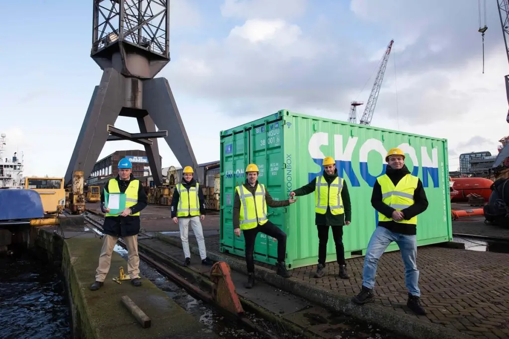Handover of Skoonbox (teams from Skoon and Damen)