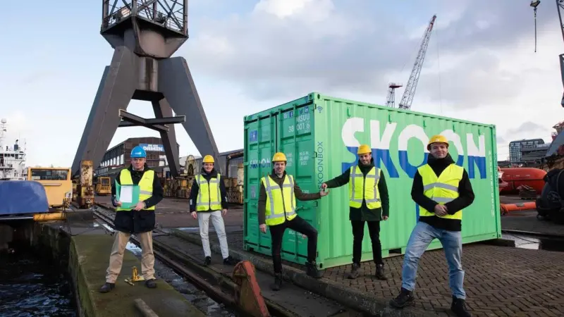 Handover of Skoonbox (teams from Skoon and Damen)
