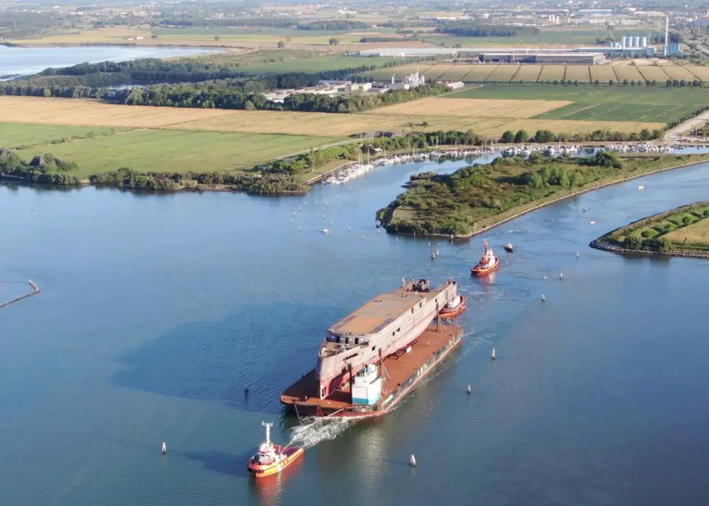 Rail ferry Iginia following load-out from the CIMAR yard on the Corno River