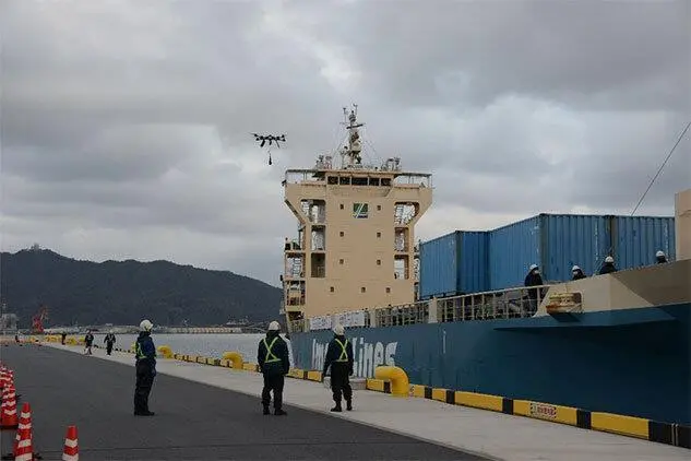 During the automated mooring procedure, an automated airborne drone carried the line to the pier. MOL expects this procedure to become an alternative approach to mooring operations in the future.