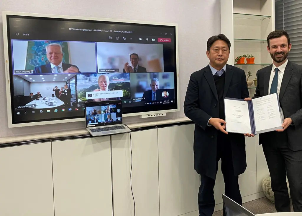 Pictured at the signing ceremony in Busan (left) C.Y. Lyu, Executive Vice President HHI-EMD, and Manuel Stork, Head of Sales & Licence Turbochargers Asia, MAN Energy Solutions.
