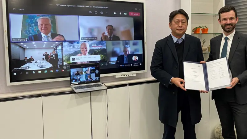 Pictured at the signing ceremony in Busan (left) C.Y. Lyu, Executive Vice President HHI-EMD, and Manuel Stork, Head of Sales & Licence Turbochargers Asia, MAN Energy Solutions.