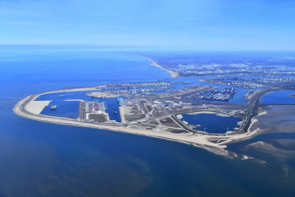 At Maasvlakte, the Port of Rotterdam is developing a conversion park to produce green hydrogen.