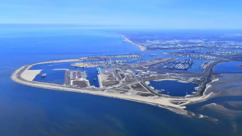 At Maasvlakte, the Port of Rotterdam is developing a conversion park to produce green hydrogen.