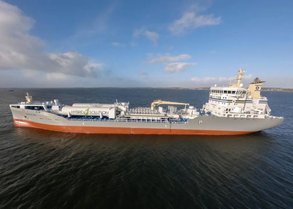 Tern Island represents an evolution in chemical tanker design, combining a battery system, and cold ironing with a hybrid bow thruster.