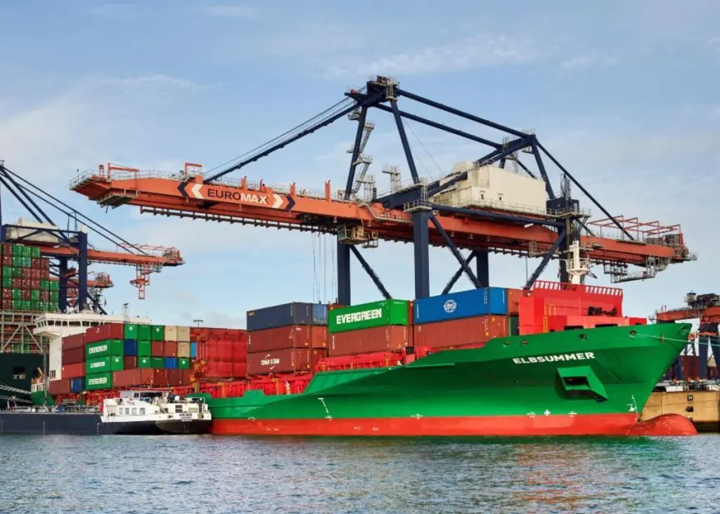 The ‘Elbsummer’ taking on board 100% biofuel at the Port of Rotterdam