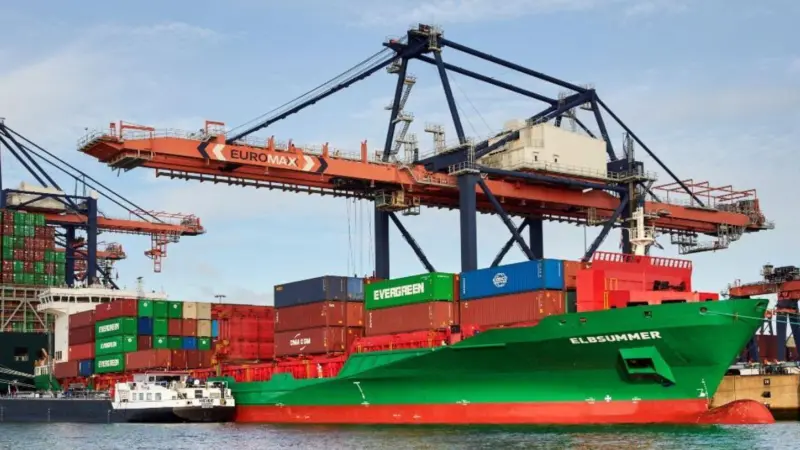 The ‘Elbsummer’ taking on board 100% biofuel at the Port of Rotterdam
