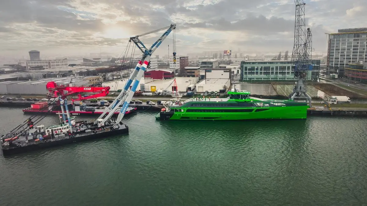 Installation of Ampelmann gangway (1)