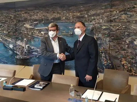 The president of the Port Authority of Valencia, Aurelio Martínez, and the director of the National Hydrogen Centre, Emilio Nieto sign the deal for a mobile hydrogen supply station.
