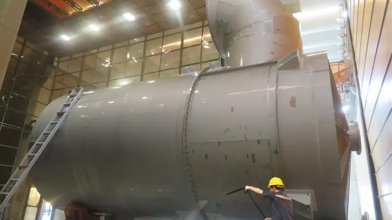 A worker doing the final cleaning of another Wärtsilä scrubber before delivery to Guangzhou Shipyard International (GSI).