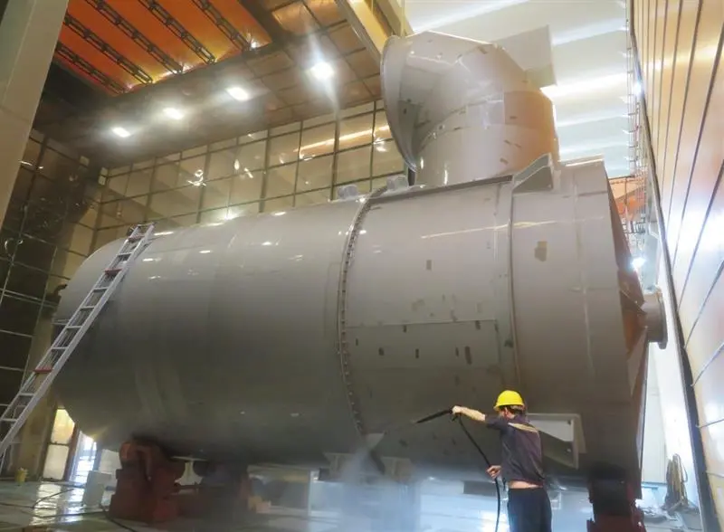 A worker doing the final cleaning of another Wärtsilä scrubber before delivery to Guangzhou Shipyard International (GSI).