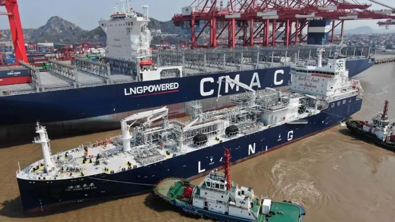 CMA CGM and SIPG concluded the first LNG SIMOPS bunkering at a Chinese port at Yangshan Port on Tuesday 15 March.