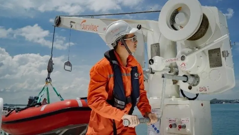 The SOLAS Chapter III amendment clarifies that launch appliances of rescue boats weighing less than 700 kg do not need to have stored mechanical power.