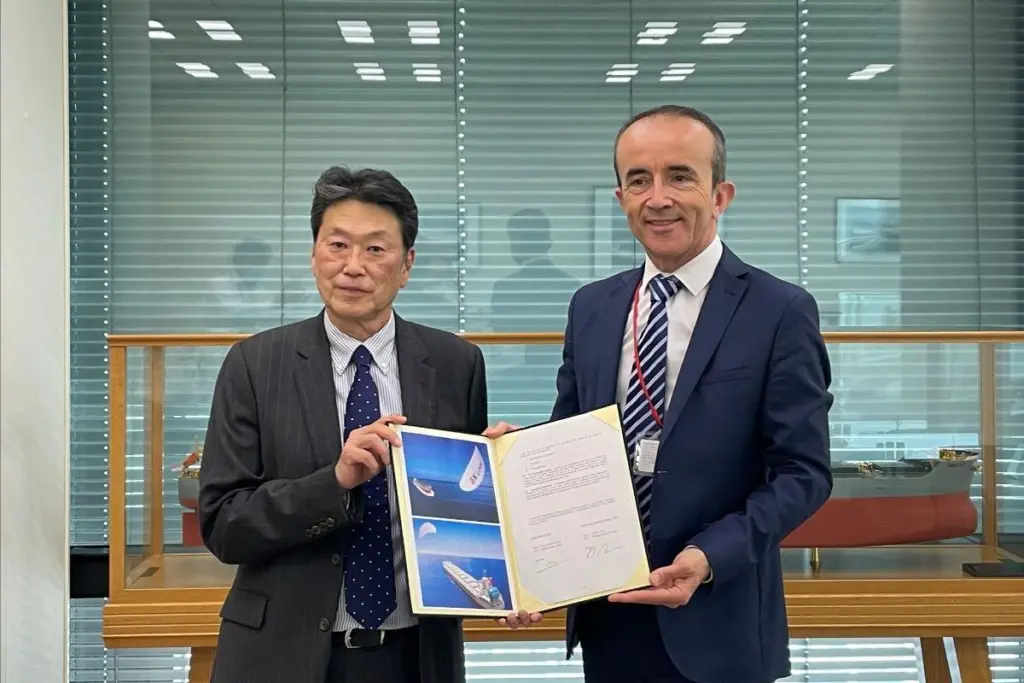 Daisuke Arai, Managing Executive Officer, Kawasaki Kisen Kaisha, Ltd. (Left) and Vincent Bernatets, Chief Executive Officer, Airseas SAS Ltd (Right)