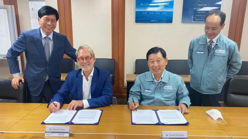 Mr. Volkmar Galke, Director Sales, WinGD signs Joint Development Project with Mr. Young Youl Koh, President, HSD