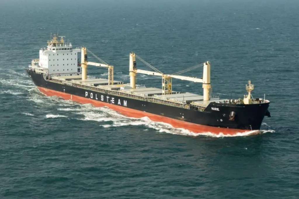 Polsteam has awarded a second contract for four 37,000 dwt Lakers to Dalian Shipbuilding Industry Company (DSIC). Previously, the company had ordered a pair of 36,600 dwt units from Jiangsu Yangzijiang (one of which is pictured).