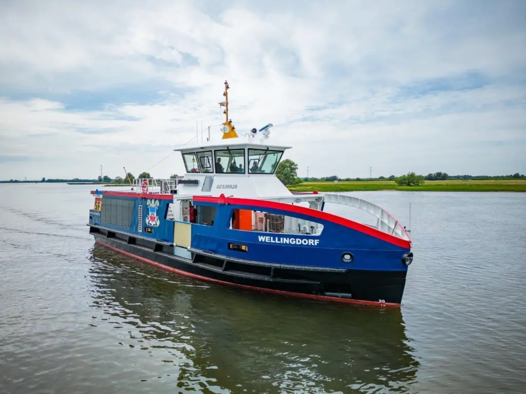 The new pure-electric ferry features a split battery system and an automated, electric-hydraulic mooring system.
