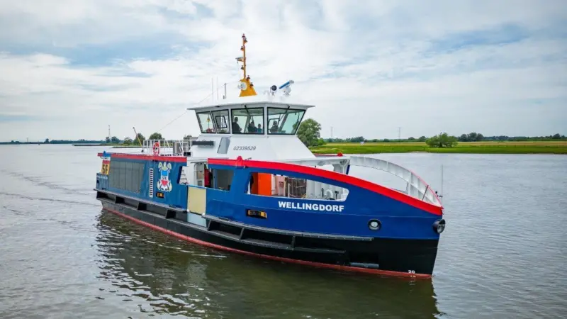 The new pure-electric ferry features a split battery system and an automated, electric-hydraulic mooring system.