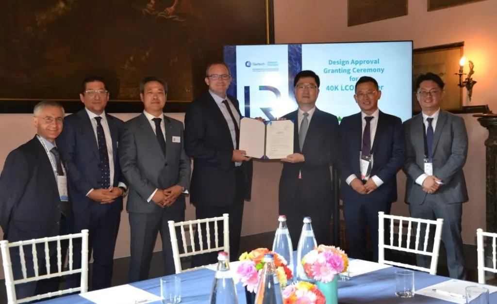 Andy McKeran, Chief Commercial Officer, Lloyd’s Register, presenting the Design Approval certificate to Mr. Won-ho Joo, Senior Executive Vice President and Chief Technical Officer of HHI, in a ceremony at Gastech.