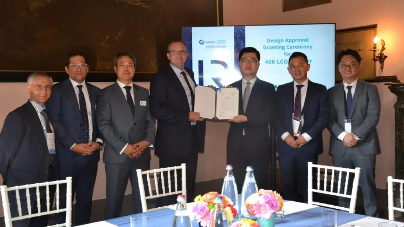 Andy McKeran, Chief Commercial Officer, Lloyd’s Register, presenting the Design Approval certificate to Mr. Won-ho Joo, Senior Executive Vice President and Chief Technical Officer of HHI, in a ceremony at Gastech.