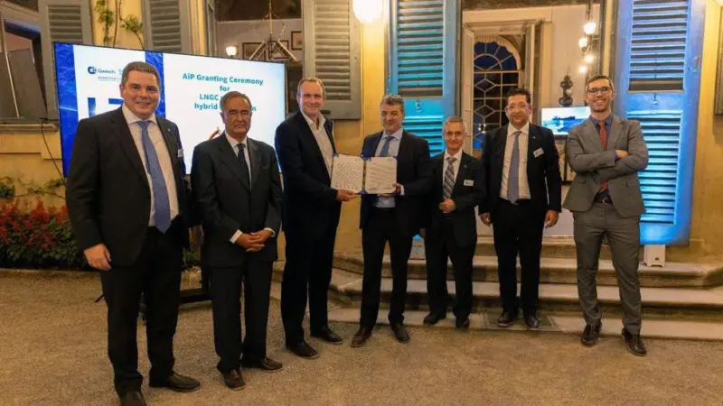 Andy McKeran, Chief Commercial Officer, Lloyd’s Register, presenting the AiP certificate to Alberto Fernandez Aullon, Elcano Engineering & Safety Board Director, in a ceremony at Gastech