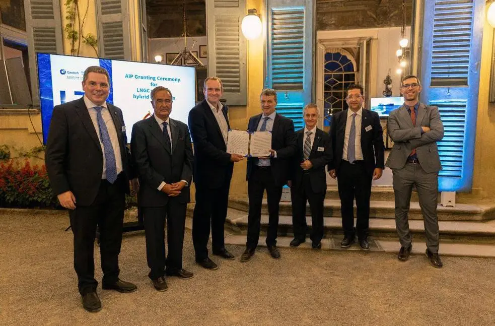 Andy McKeran, Chief Commercial Officer, Lloyd’s Register, presenting the AiP certificate to Alberto Fernandez Aullon, Elcano Engineering & Safety Board Director, in a ceremony at Gastech
