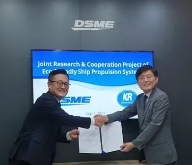 Dae-heon Kim, Executive Vice President of KR R&D division (left) and Dong-kyu Choi, Head of DSME’s R&D Institute (right) at the MOU signing ceremony.