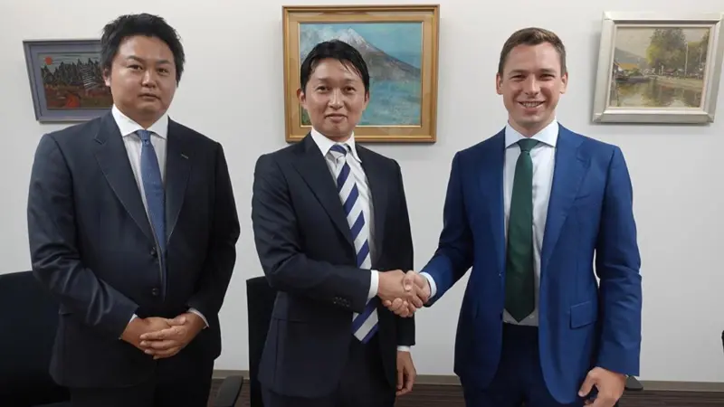 Ko Makita, Director, Makita Corp.; Yu Makita, President, Makita Corp.; Lukas Wengel, Head of Global Spare-Part Sales, MAN Energy Solutions pictured at the signature of the agreement.
