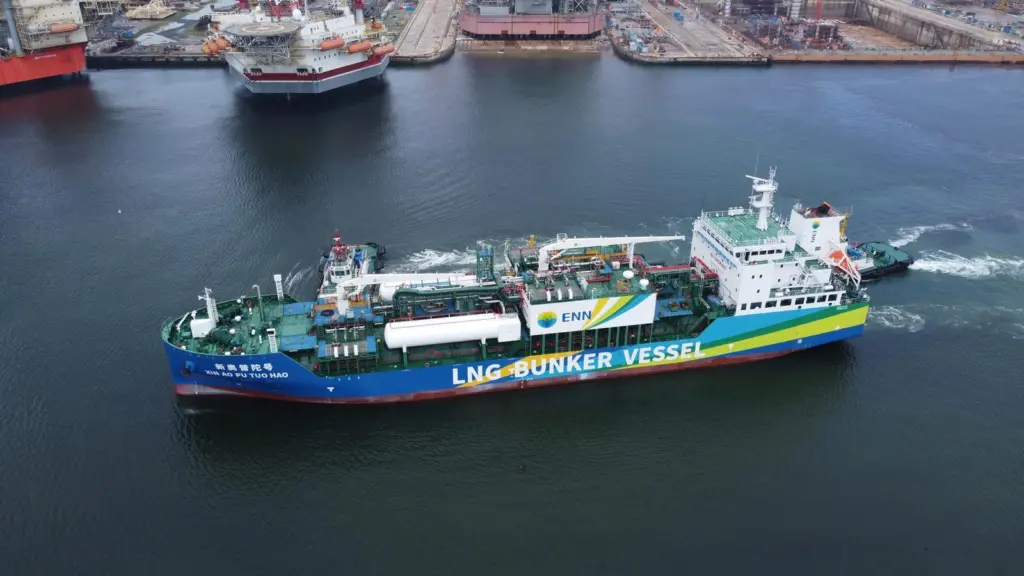 China’s first domestically-built LNG bunker vessel XIN AO PU TUO HAO has been delivered.