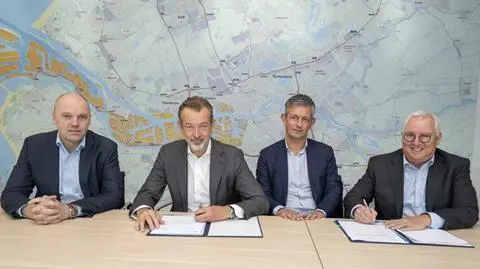 Egbert van der Wal (Head of Port Development Port of Rotterdam Authority), Boudewijn Siemons (COO Port of Rotterdam Authority), Niek Lentink (Operational director Swietelsky Rail Benelux) and John Weijtmans (General director Swietelsky Rail Benelux)